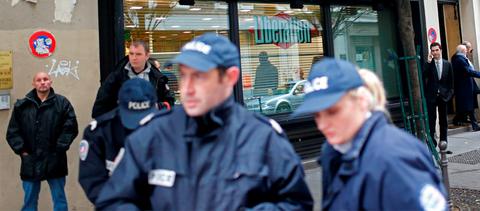 Ενοπλος σπέρνει τον πανικό στο Παρίσι – Ανθρωποκυνηγητό για την σύλληψή του